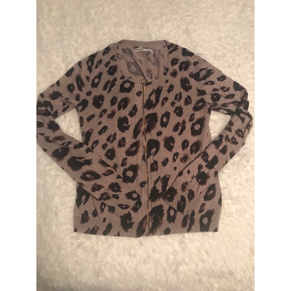 Cute leopard print zip up sweater. 🖤